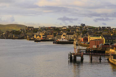 Lerwick, Blick von oben auf das Meer, Morgenlicht, Lerwick, Mainland, Shetlandinseln, Schottland, Vereinigtes Königreich, Europa - RHPLF13279