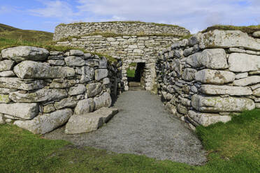 Clickimin Broch, Fort aus der Eisenzeit, Eingang, Clickimin Loch, Central Lerwick, Shetland-Inseln, Schottland, Vereinigtes Königreich, Europa - RHPLF13282