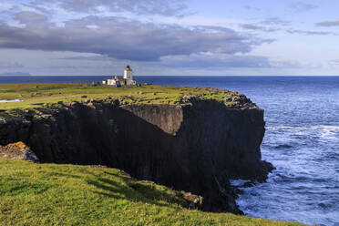 Eshaness-Leuchtturm, Stevenson, 1929, Felsbrocken, Northmavine, Festland, Shetlandinseln, Schottland, Vereinigtes Königreich, Europa - RHPLF13285