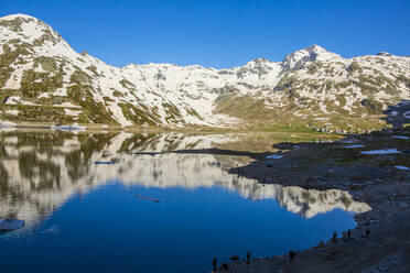 Fischer am Ufer des Montesplugasees in der Morgendämmerung, Valchiavenna, Valle Spluga, Provinz Sondrio, Valtellina, Lombardei, Italien, Europa - RHPLF13297