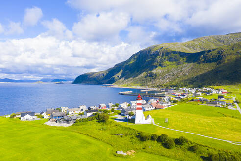 Luftaufnahme von Alnes Leuchtturm und Dorf, Godoya Island, Alesund, More og Romsdal County, Norwegen, Skandinavien, Europa - RHPLF13299