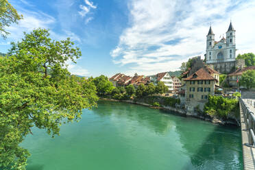 Neogotische Kirche auf einer Anhöhe entlang der Aare, Aarburg, Kanton Aargau, Schweiz, Europa - RHPLF13300