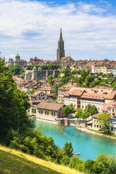 Aare mit Münster und Stadtzentrum im Hintergrund, Bern, Kanton Bern, Schweiz, Europa - RHPLF13303