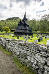 Steinmauern um die Stabkirche und den Friedhof von Borgund, Gemeinde Laerdal, Provinz Sogn og Fjordane, Norwegen, Skandinavien, Europa - RHPLF13305