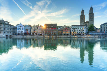 Limmatquai und Grossmünster spiegeln sich in der Limmat in der Morgendämmerung, Zürich, Schweiz, Europa - RHPLF13306