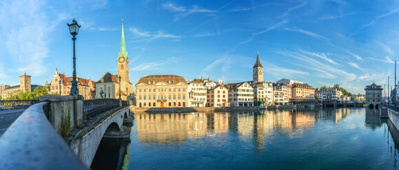 Panorama der Fraumünsterkirche und der Limmat von der Münsterbrücke aus gesehen bei Sonnenaufgang, Zürich, Schweiz, Europa - RHPLF13311