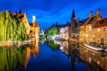 Die schönen Gebäude von Brügge spiegeln sich im stillen Wasser des Kanals, UNESCO-Weltkulturerbe, Brügge, Belgien, Europa - RHPLF13337