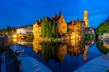 Die schönen Gebäude von Brügge spiegeln sich im stillen Wasser des Kanals, UNESCO-Weltkulturerbe, Brügge, Belgien, Europa - RHPLF13339