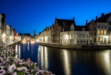 Eine abendliche Szene zur blauen Stunde entlang der Grachten von Brügge, Belgien, Europa - RHPLF13340