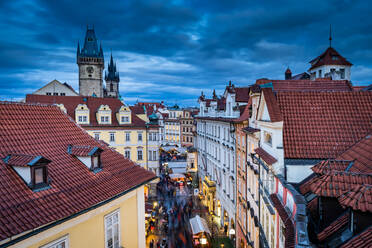 Auf dem Weg zum Weihnachtsmarkt auf dem Prager Altstädter Ring, wo die 600 Jahre alte Astronomische Uhr am höchsten steht, UNESCO-Weltkulturerbe, Prag, Tschechische Republik, Europa - RHPLF13346