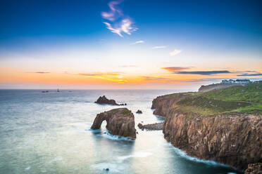 Dramatischer Himmel bei Sonnenuntergang mit Enys Dodnan und den Felsformationen der Armed Knights in Lands End, Cornwall, England, Vereinigtes Königreich, Europa - RHPLF13349