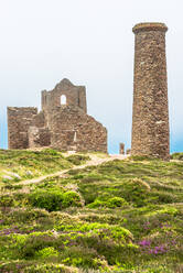 Wheal Coates Zinnmine an einem nebligen Tag, UNESCO-Weltkulturerbe, an der kornischen Küste bei St. Agnes, Cornwall, England, Vereinigtes Königreich, Europa - RHPLF13361