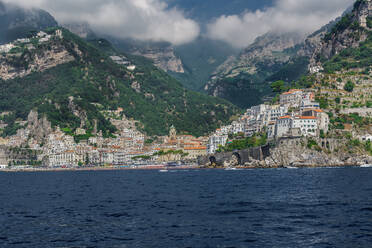 Amalfi-Stadt, Landschaft mit Blick auf das Meer, niedrige Gebäude und Klippen entlang der Küstenlinie in Costiera Amalfitana, UNESCO-Weltkulturerbe, Kampanien, Italien, Europa - RHPLF13364