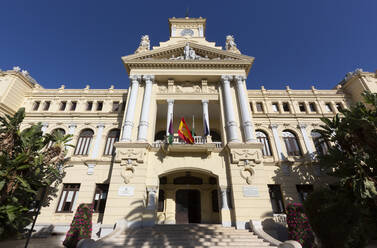 Spanien, Provinz Málaga, Málaga, Fassade des verschnörkelten Rathauses - FCF01847