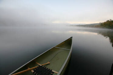 Ein schnittiges Kanu, das an einem Steg auf einem ruhigen Teich in Maine festgemacht ist. - CAVF70490