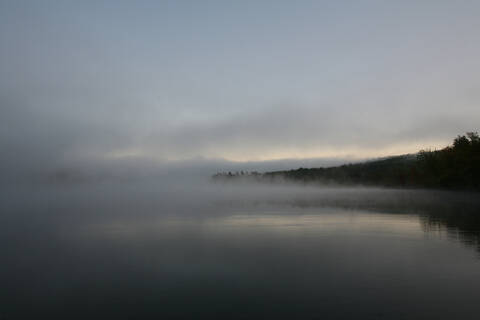 Neblige Dämmerung, ruhiger Teich in Maine., lizenzfreies Stockfoto