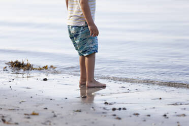 Junge am Strand stehend - CUF53737