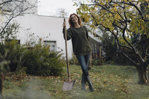 Frau bei der Arbeit im Garten, mit Schaufel in der Hand - JOSF04076