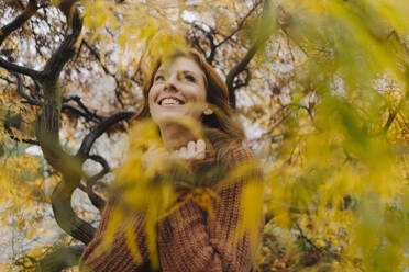 Porträt einer glücklichen Frau im Herbst - JOSF04094