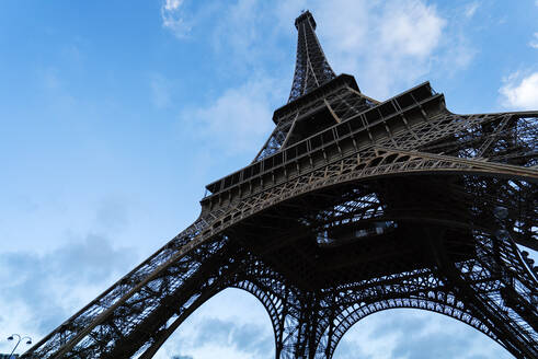 Niedriger Blickwinkel Eiffelturm gegen blauen Himmel - CAVF70615
