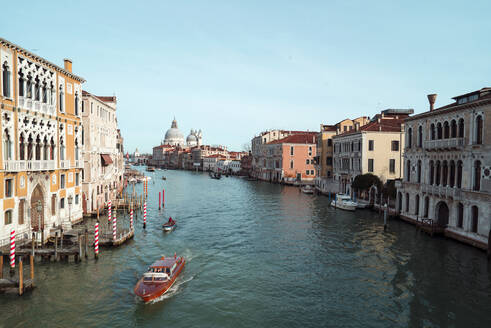 Ansicht von Santa Maria della Salute am Canal Grande aus mittlerer Entfernung gegen den Himmel - CAVF70616