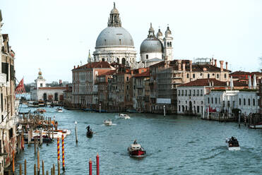 Boote im Canal Grande gegen Santa Maria della Salute - CAVF70617