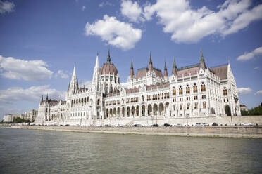 Ungarisches Parlamentsgebäude an der Donau gegen den Himmel - CAVF70640