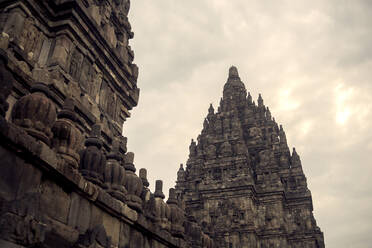 Niedriger Blickwinkel auf den Prambanan-Tempel gegen den Himmel - CAVF70644