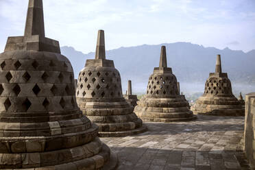Stupas im Prambanan-Tempel vor Bergen=-= - CAVF70648