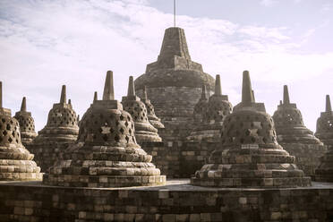 Stupas im Prambanan-Tempel gegen den Himmel - CAVF70649
