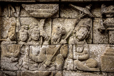Menschliche Schnitzereien an den Wänden des Prambanan-Tempels bei klarem Himmel - CAVF70650