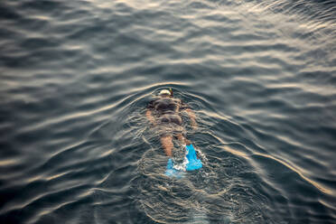 Hohe Winkel Ansicht des Mannes Schwimmen im Meer - CAVF70652