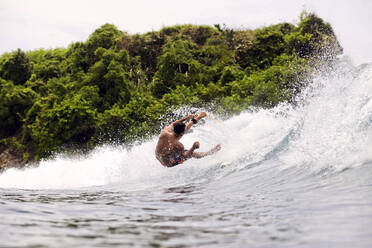 Mann fällt beim Surfen ins Wasser - CAVF70667