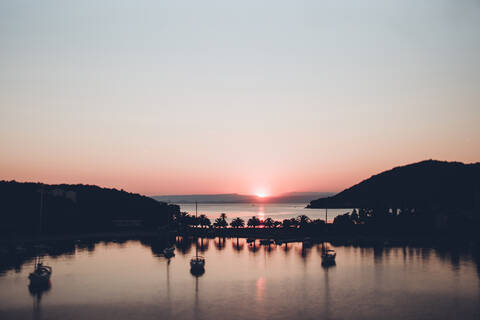 Malerischer Blick auf den See bei Sonnenuntergang und klarem Himmel, lizenzfreies Stockfoto