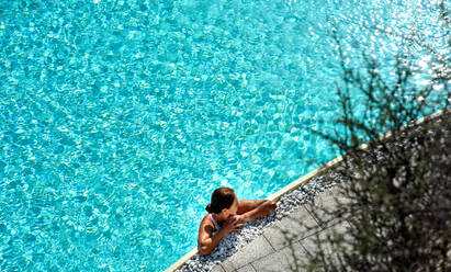 Frau entspannt im Schwimmbad - CUF53926