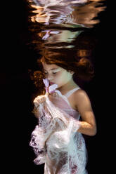 Kleines Mädchen im Unterwassergarten - CUF53943