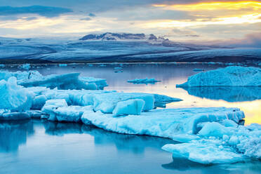 Lagune Jokulsarlon, Gletscher im Hintergrund, Island - CUF53954