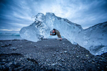 Mann erkundet Eisformationen, Diamantstrand, Island - CUF53955