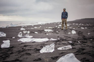 Mann am Strand Jokulsarlon (Diamantstrand), Island - CUF53957