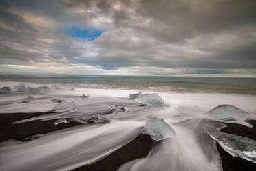 Lange Verschlusszeit des weißen Rauschens über schmelzenden Eisbergen, Strand Jokulsarlon, Island - CUF53958