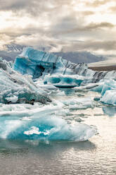 In der Gletscherlagune schwimmende Eisberge, Lagune Jokulsarlon, Island - CUF53959