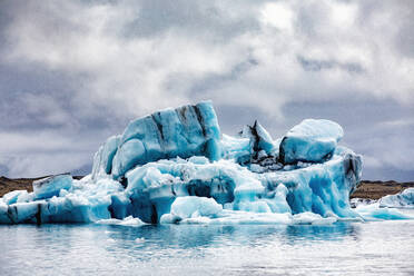 In der Gletscherlagune schwimmende Eisberge, Lagune Jokulsarlon, Island - CUF53960