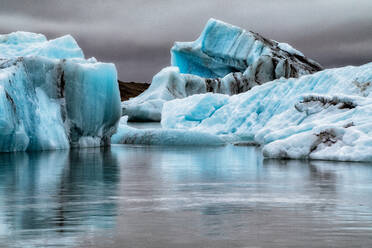 In der Gletscherlagune schwimmende Eisberge, Lagune Jokulsarlon, Island - CUF53962