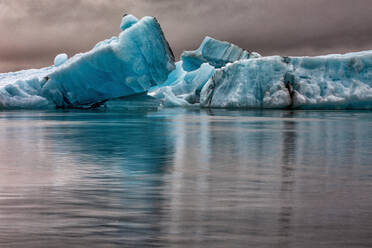 Icebergs floating in glacier lagoon, Jokulsarlon Lagoon, Iceland - CUF53964