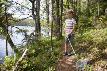 Junge erkundet Wald, Finnland - CUF53982