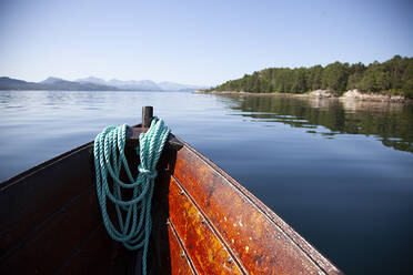 Bug eines Bootes auf einem See, Finnland - CUF54001