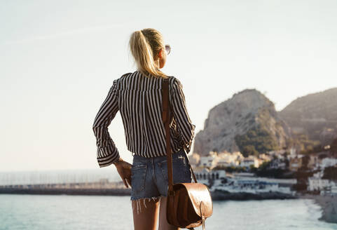 Reisende Frau erkundet Insel, Garraf, Spanien - CUF54145