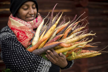 Woman withfreshly picked carrots - JOHF04852