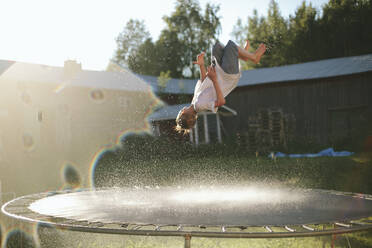 Junge springt auf Trampolin - JOHF04945