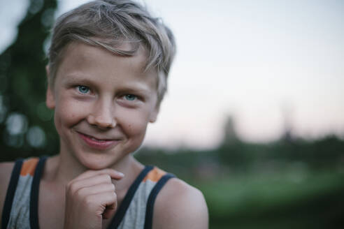 Porträt eines lächelnden Jungen - JOHF04946